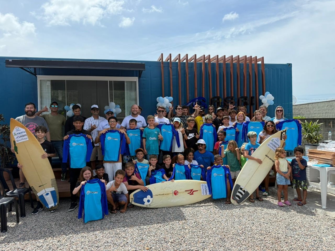 Prefeitura firma convênio com a ASAI e garante atendimento para 160 crianças e adolescentes do surf em Itapema