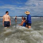 Banho de mar com inclusão e acessibilidade: Projeto “Vida na Praia” retorna a Itapema (SC) em dezembro