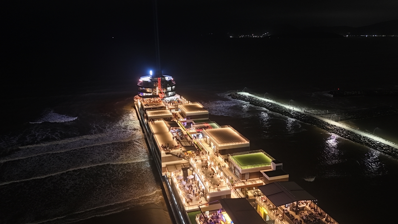 Cerca de 10 mil pessoas prestigiam inauguração do Píer Oporto, em Itapema