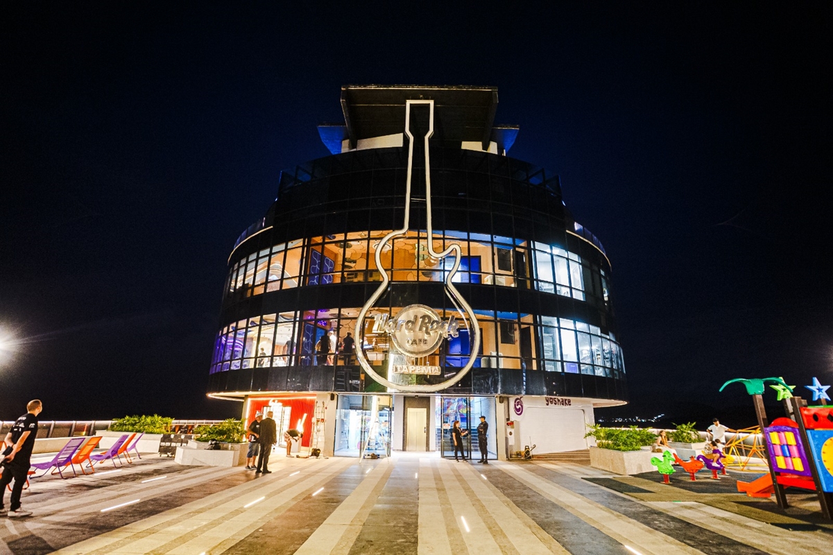 Hard Rock Cafe Itapema, primeira unidade da marca “dentro da água” abriu ao público nesta segunda-feira