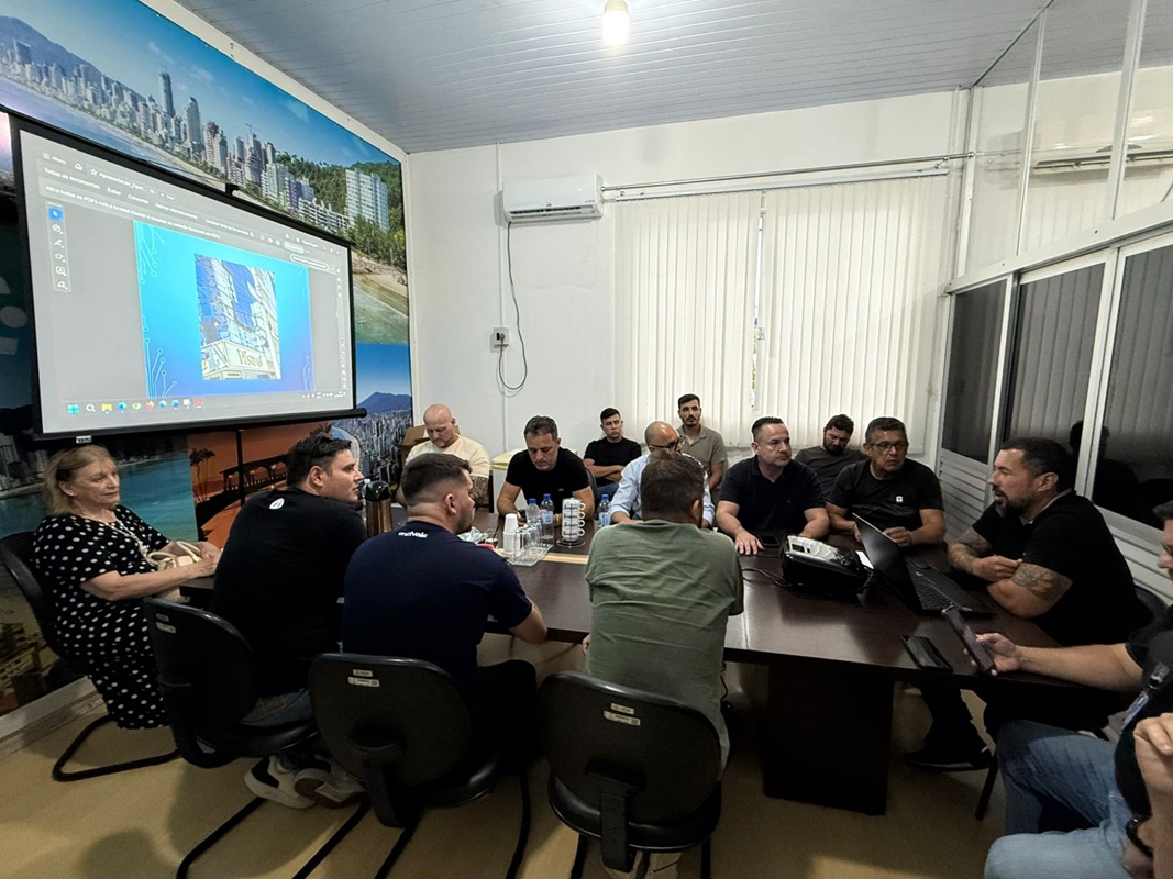 Operação vai eliminar fios obsoletos da rede aérea urbana em Itapema