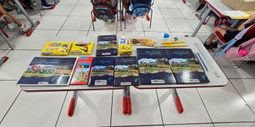 Alunos de Porto Belo recebem materiais escolares