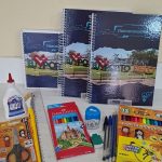 Alunos de Porto Belo recebem materiais escolares