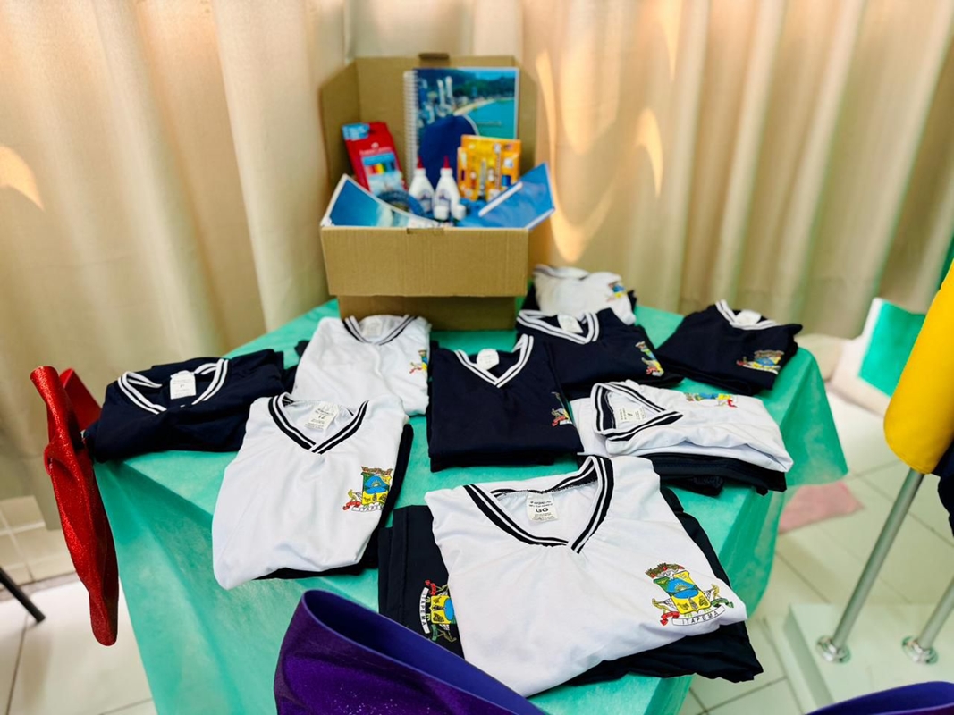 Itapema inicia entrega dos uniformes de verão para alunos da Rede Municipal