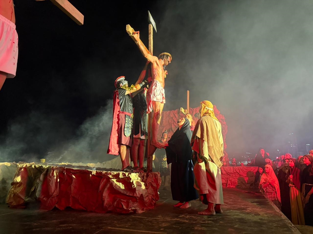Itapema realiza Encenação da Paixão de Cristo na Sexta-feira Santa com espetáculo gratuito à beira-mar