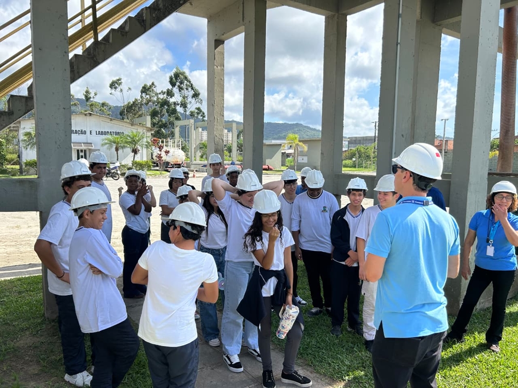 Alunos acompanham processo de tratamento de esgoto na ETE Morretes