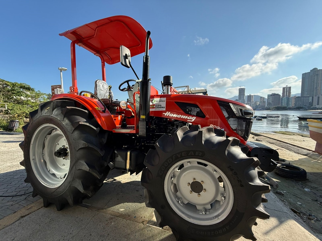 Itapema recebe trator para fortalecer Colônia de Pescadores Z-19