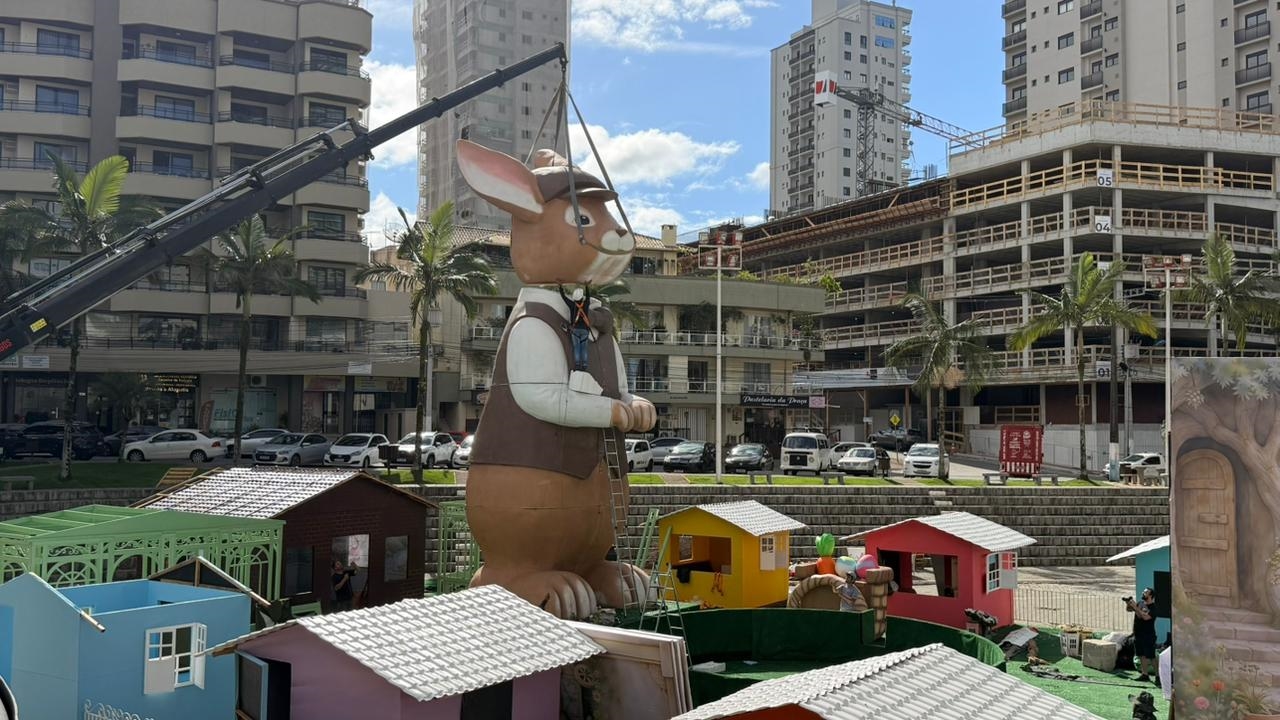 Montagem da Vila de Páscoa movimenta a Praça da Paz
