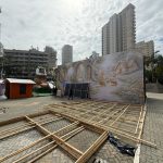 Montagem da Vila de Páscoa movimenta a Praça da Paz