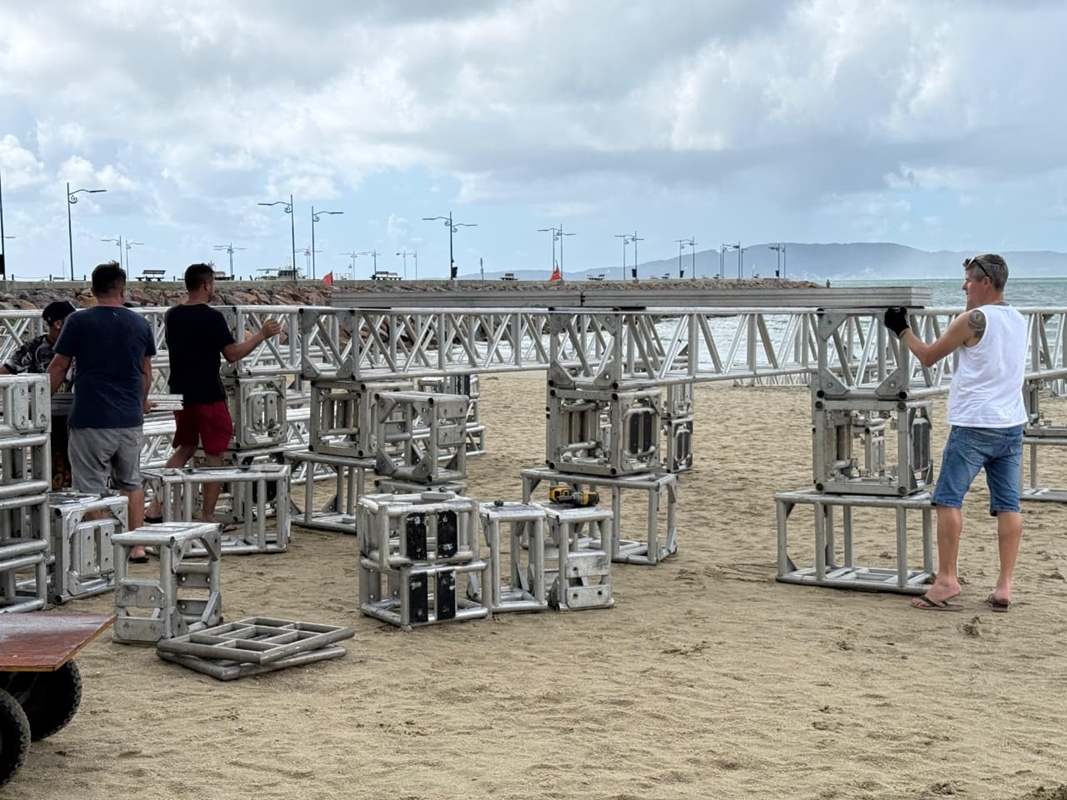 Itapema monta estrutura para transmissão ao vivo de Frei Gilson na orla