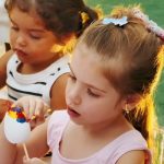 Oficinas da Páscoa de Itapema encantam crianças e movimentam a Praça da Paz