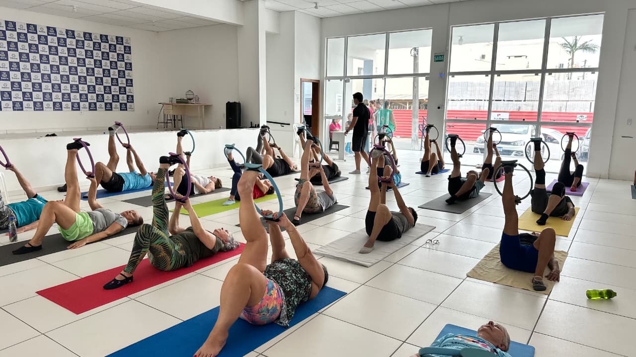 Pilates oferecido pela Secretaria da Pessoa Idosa é sucesso e tem turmas lotadas em Itapema