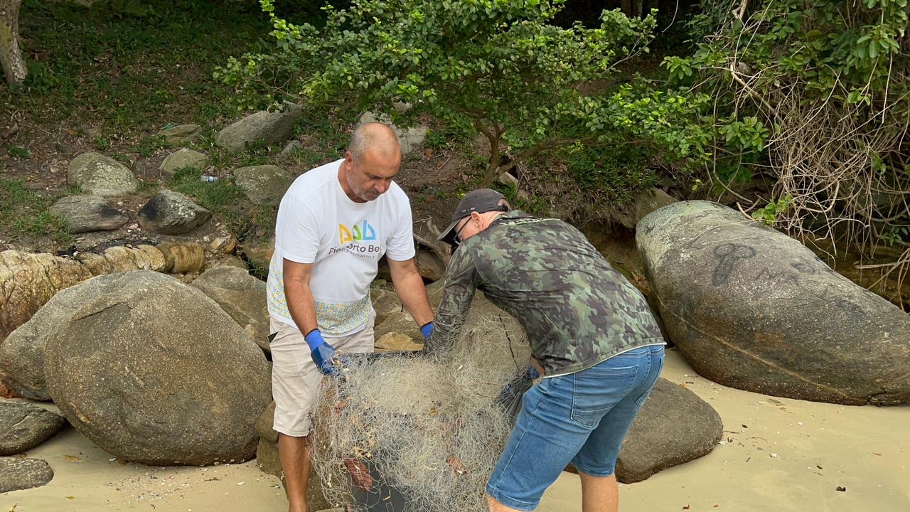 Porto Belo promove ação para retirada de lixo dos costões