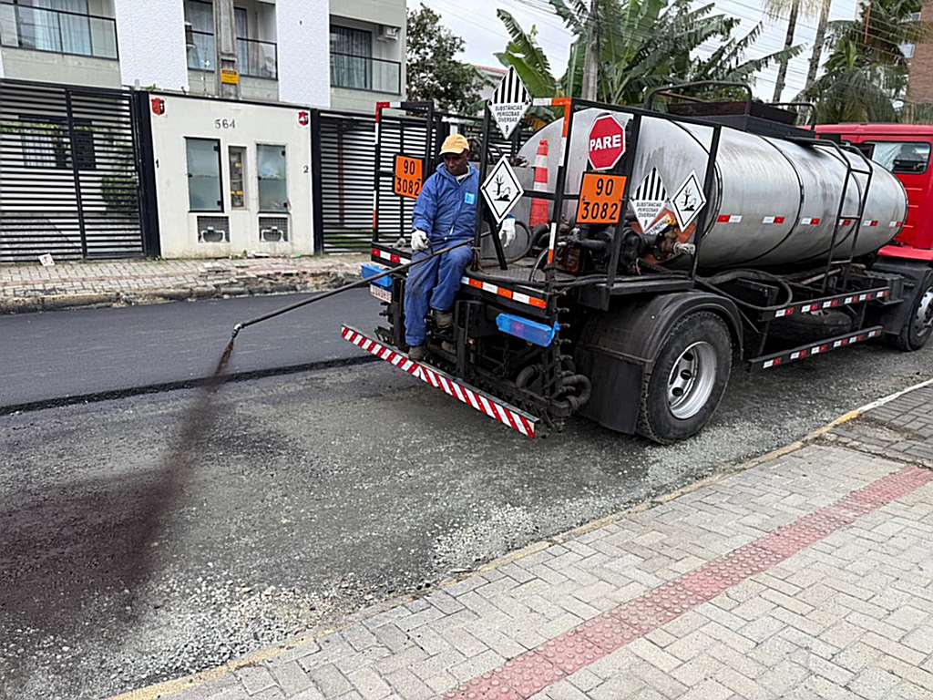 Rua 444 avança para etapa de pavimentação pelo Programa Avança Itapema
