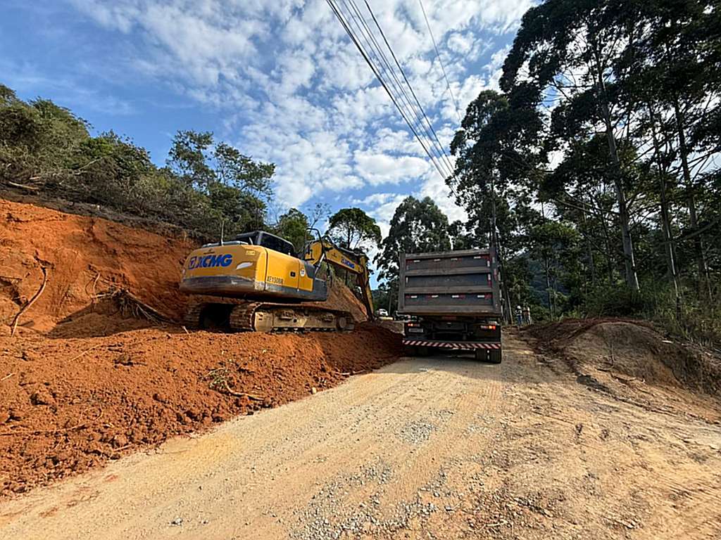 Obras do Morro do Encano avançam com etapa de preparação para pavimentação