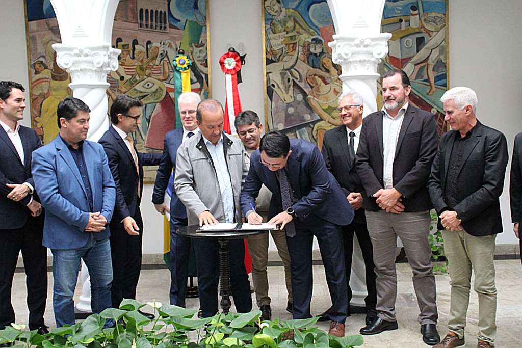 Santa Catarina firma acordo de cooperação com gigante chinesa de tecnologia médica que fará investimento em Porto Belo