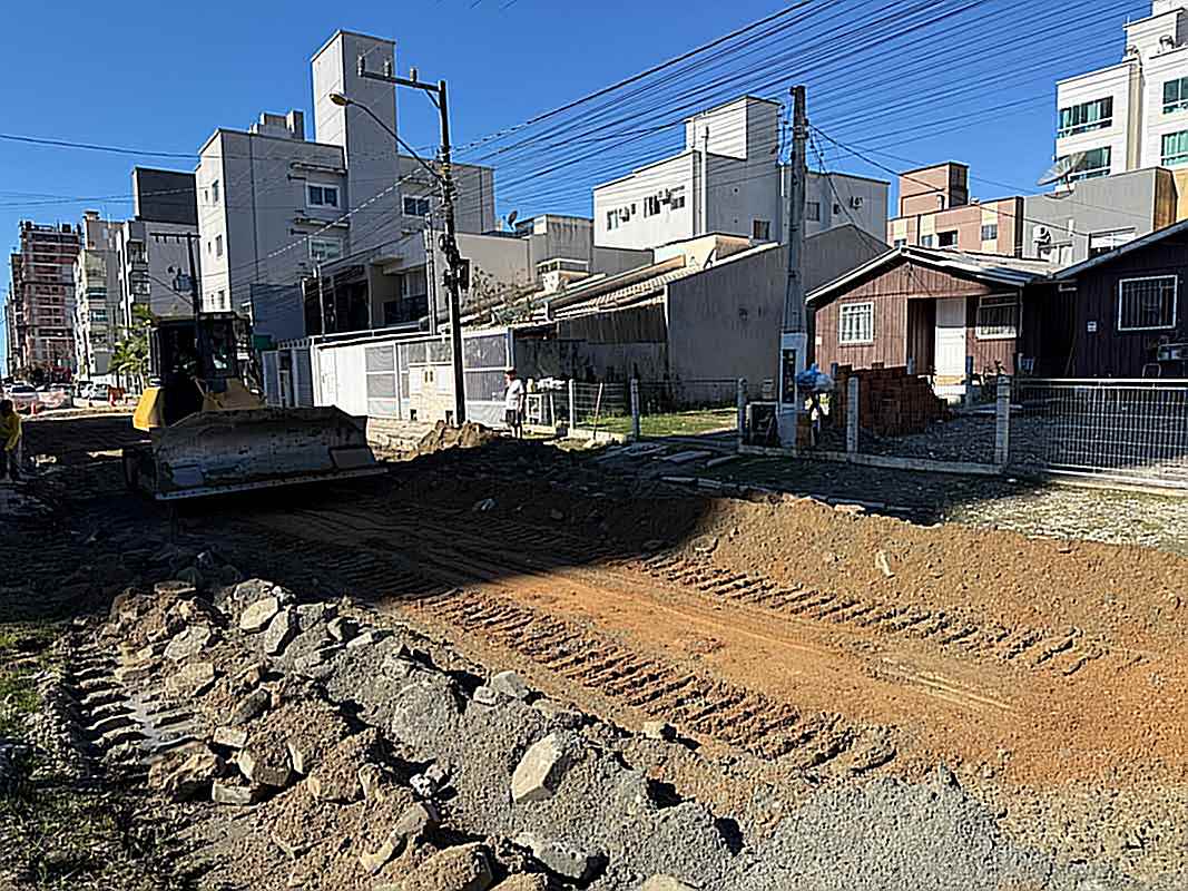 Novas frentes de trabalho do Avança Itapema reforçam melhorias em infraestrutura em diversos bairros