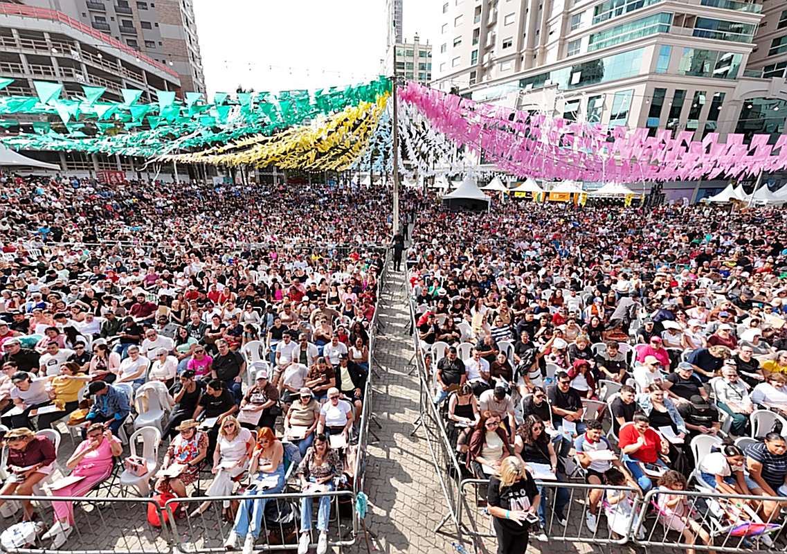 15 mil cartelas vendidas e Praça da Paz lotada marcam Tarde de Prêmios do 8º Arraiá Solidário