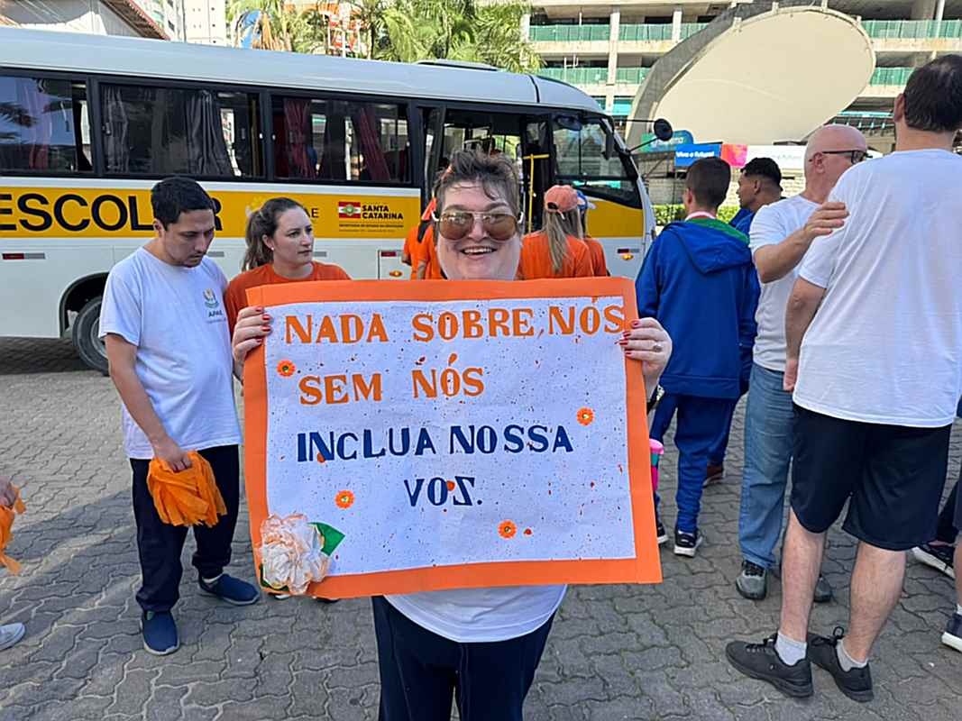 Caminhada Laranja mobiliza comunidade pela inclusão em Itapema