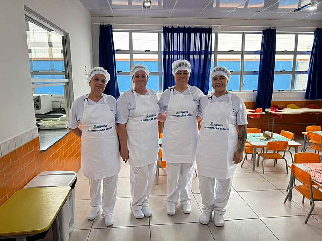 Rede Municipal de Ensino inicia entrega de novos uniformes para merendeiras