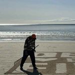Seu Afonso transforma a areia da praia de Itapema em espaço para mensagens de fé e reflexão
