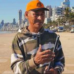 Seu Afonso transforma a areia da praia de Itapema em espaço para mensagens de fé e reflexão