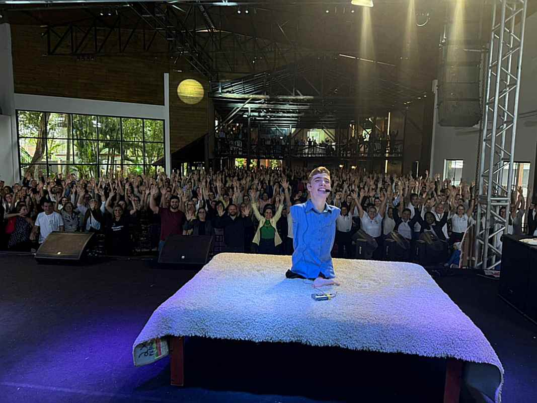 Tiago Linck emociona professores da Rede Municipal com história de vida e superação