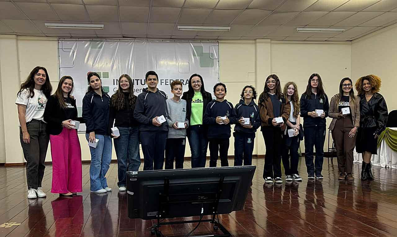 Estudantes de Itapema compartilham pesquisas durante feira no IFC
