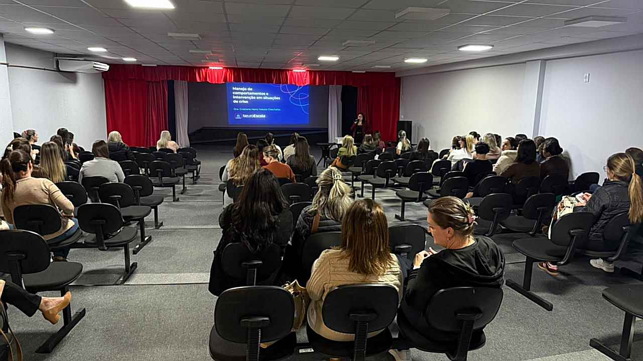 Formação orienta professores sobre manejo de comportamentos e situações de crise nas escolas de Itapema