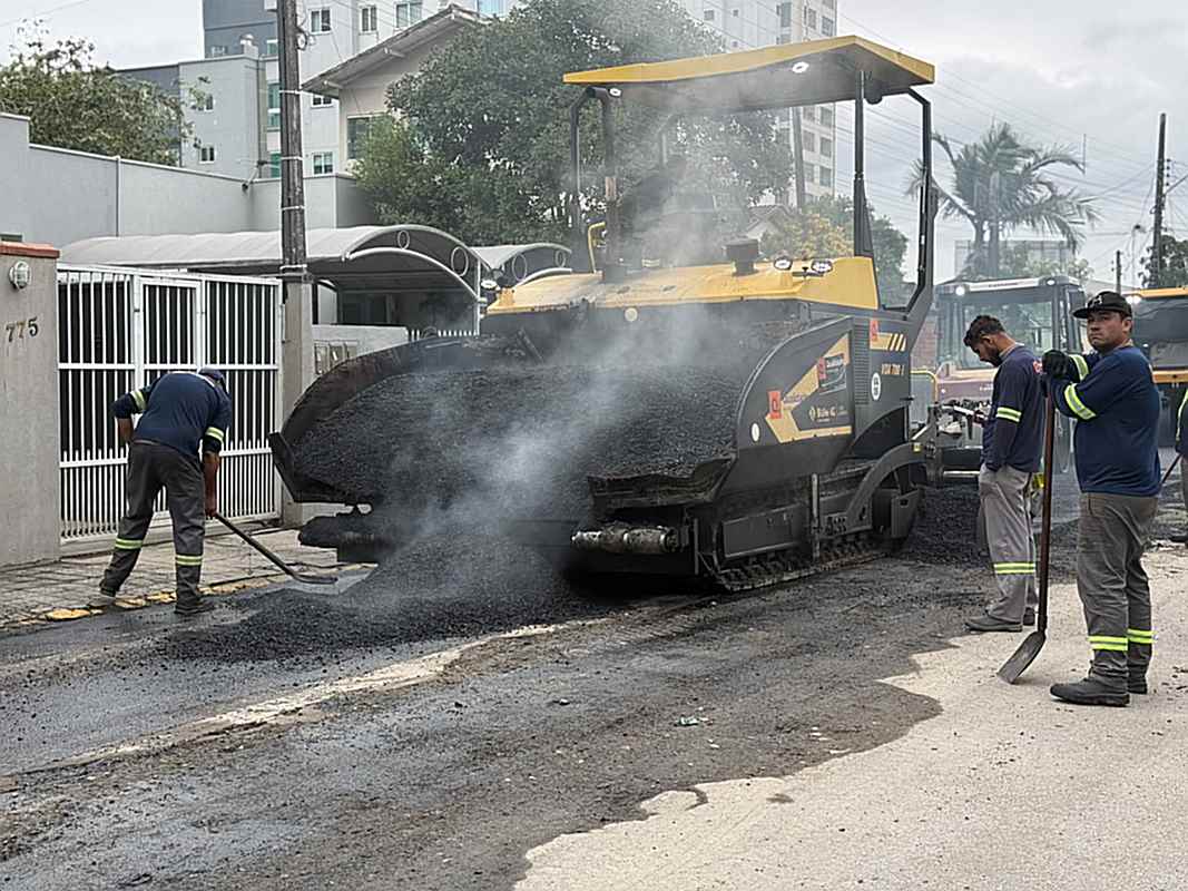Rua 250 recebe pavimentação asfáltica após conclusão da drenagem na Meia Praia
