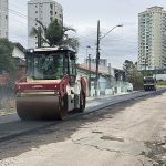 Rua 250 recebe pavimentação asfáltica após conclusão da drenagem na Meia Praia