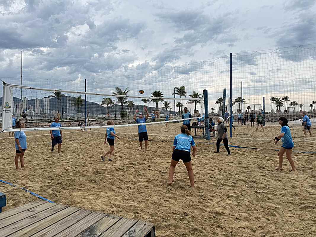 Semana do Idoso começa com pé na areia e muita energia em Itapema