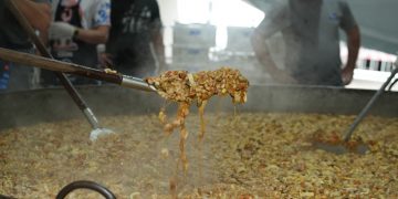 Porto Belo bate recorde ao distribuir 4 toneladas gratuitas de risoto de camarão e frutos do mar em menos de uma hora